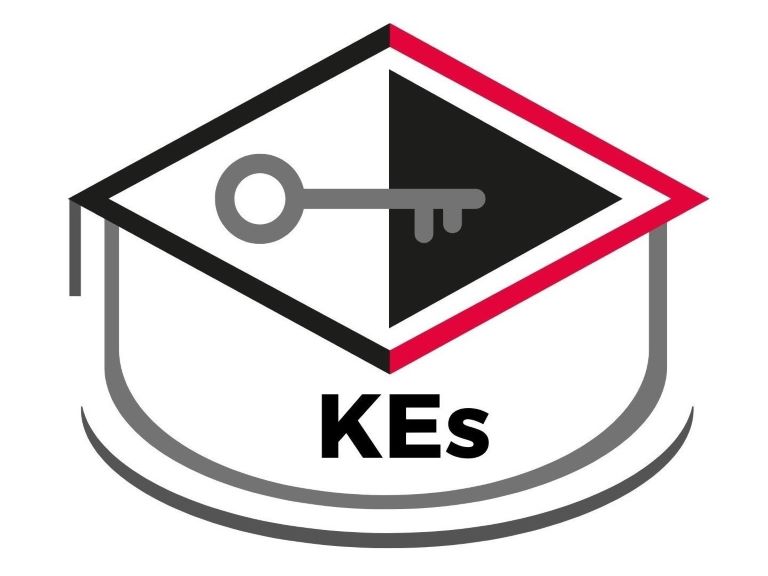 akademischer Hut mit einem Schlüssel