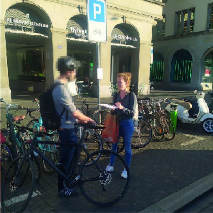 Bettina Höchli interviewt einen Fahrradfahrer am Limmatquai.