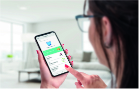 Eine Frau drückt auf ihr Smartphone. Eine Fitness-App ist geöffnet.