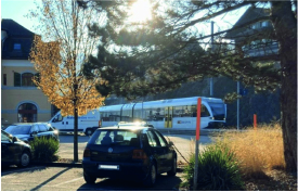 ein Regionalzug hält an einem Bahnhof in einem Dorf