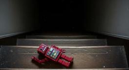 Spielfigur auf Treppenabsatz