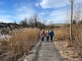 drei Personen am Wandern