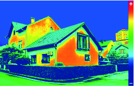 Haus mit einer Wärmekamera aufgenommen