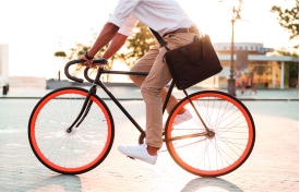 Mann fährt mit dem Fahrrad zur Arbeit