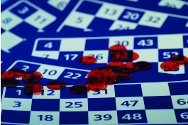 Lottospielkarten mit roten Chips