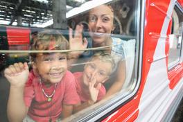 Familie im Zug